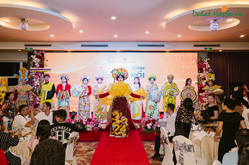 “Rực Rỡ Cúc Bông” - Điểm Nhấn Ấn Tượng Tại Đêm Gala Dinner  “Dalat Hasfarm 30 Years Young - Hành Trình Kết Nối”
